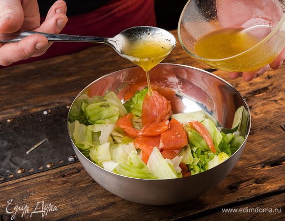 Выкладываем в салатник овощи, сверху — кусочки лосося. Поливаем заправкой, перемешиваем. Сверху посыпать кунжутом.