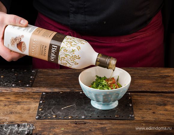 Листья базилика порезать очень мелко. Помидоры черри разрезать на 4 части, посыпать базиликом, сбрызнуть рисовым маслом Biolio, посолить, поперчить. 
