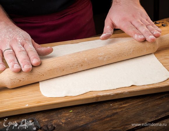 Сливочное масло растопить. Раскатать 2 пласта теста. 
