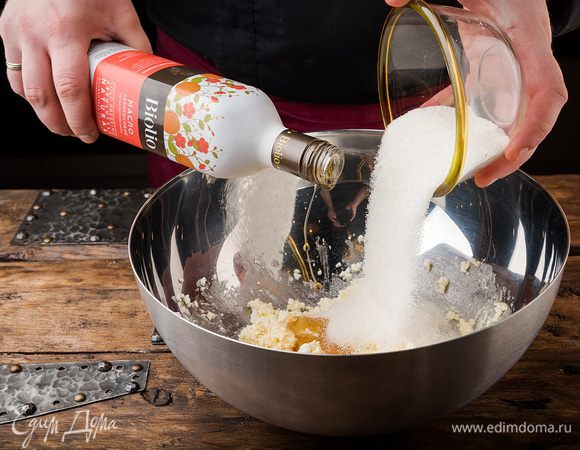 В размягченное сливочное масло добавить растертый творог, абрикосовое масло Biolio, сахар. Все растереть.