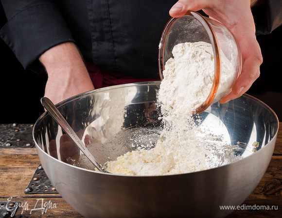Добавить муку и ванилин.