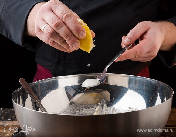 Добавить также соду (погасить в лимонном соке).