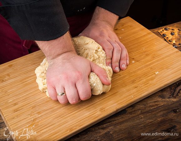 Вымесить тесто и убрать его в холодильник на 30 минут. Разделить тесто на несколько частей. Пока из одной делаем печенье, остальные возвращаем в холодильник.