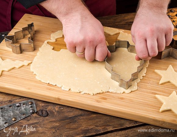 Тесто раскатать скалкой до толщины 6 мм. С помощью фигурных формочек вырезаем печенье.