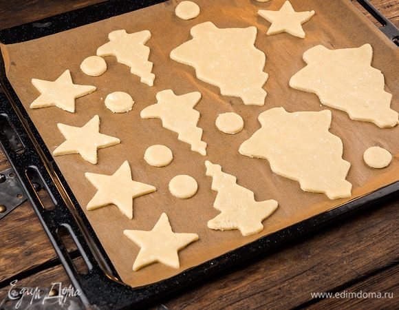 Противень покрыть листом пергамента или силиконовым ковриком. Выпекать печенье 25 минут при 200°С.