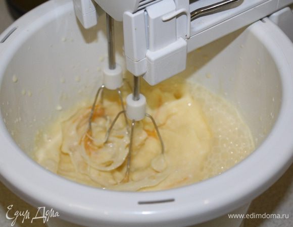 По одному вбить яйца.