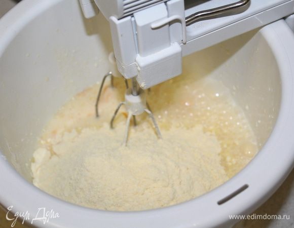 Ввести кукурузную муку.