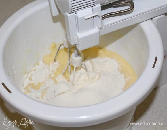 Затем добавить просеянную пшеничную муку с разрыхлителем и солью.