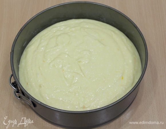 Выложить тесто в смазанную форму диаметром 20 см.