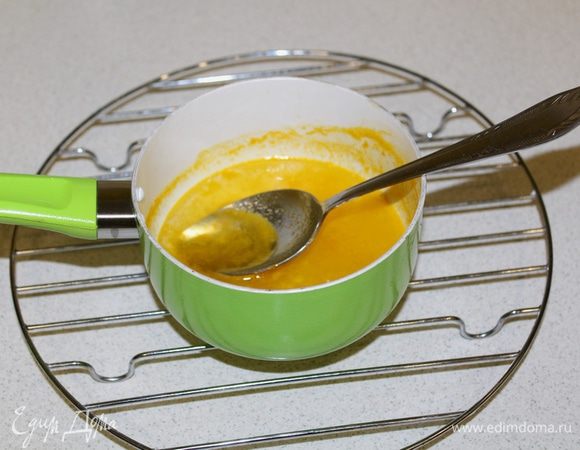 Пока печется пирог, приготовим глазурь. Выжать сок из оставшейся половины лимона и одного апельсина, добавить сахар и довести до кипения.
