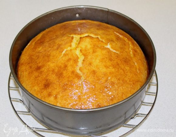 Вынуть кекс из печи и сразу полить глазурью.