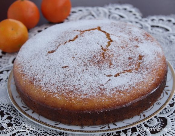 Еще теплый кекс посыпать сахарной пудрой.