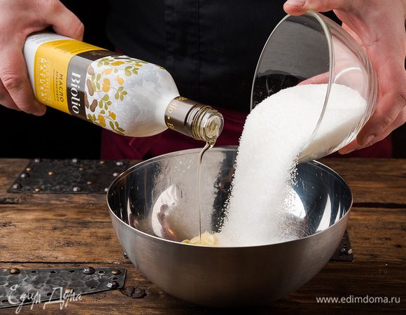 В растопленное сливочное масло вбиваем яйцо, вливаем арахисовое масло Biolio, добавляем соль и сахар. Все тщательно перемешать.