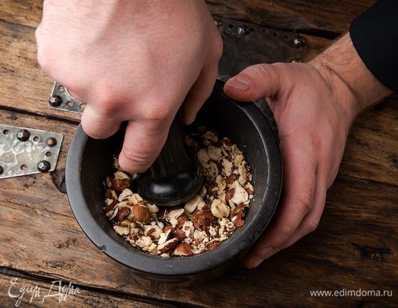 Очищенные орехи измельчите в ступке и перемешайте с полученным тестом. 