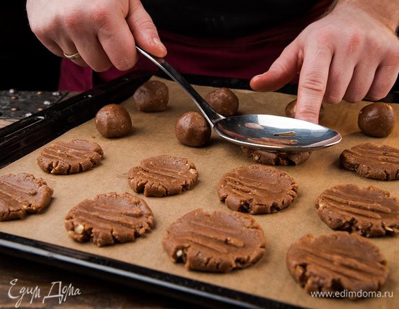 Сформируйте из теста печенье округлой формы. Противень застелите пергаментом и поместите на него печенье. Выпекайте 7 минут при 250°С. Готовое печенье остудить. 
