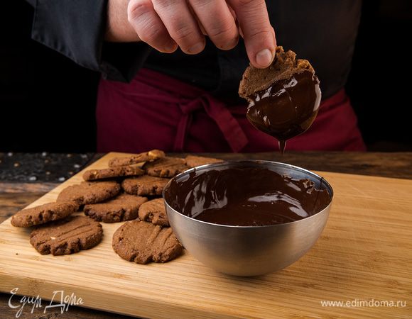 Обмакиваем одну сторону печенья в шоколад и даем остыть в холодильнике 15 минут.