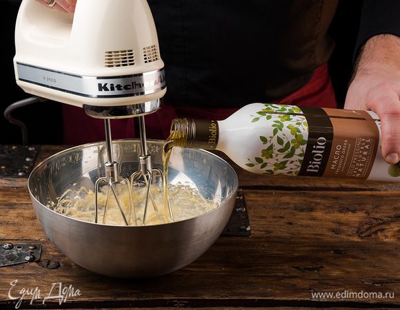 Растереть растопленное сливочное масло и яйцом и сахаром, добавить масло грецкого ореха Biolio. Все тщательно перемешать.