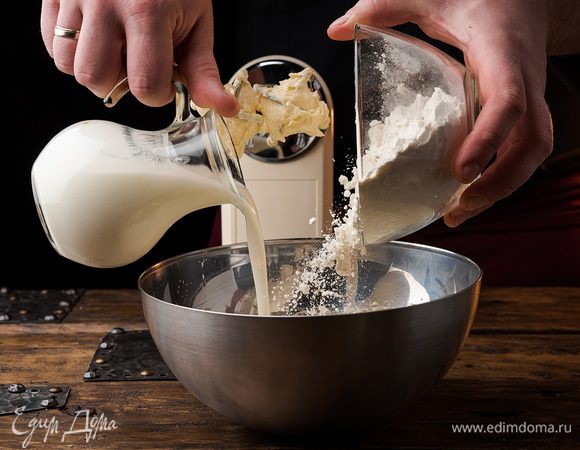 Добавить кефир, муку и разрыхлитель. Вымесить тесто.