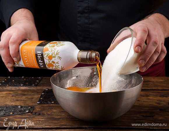 Размять творог, добавить яйца и сахар. Все тщательно перемешать. Добавить к полученной массе облепиховое масло Biolio.