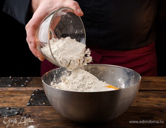 Добавить муку и разрыхлитель. Перемешать все.