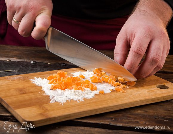 Апельсиновые цукаты предварительно промыть и обсушить. Измельчить. Немного обвалять в муке и добавить в тесто.  
