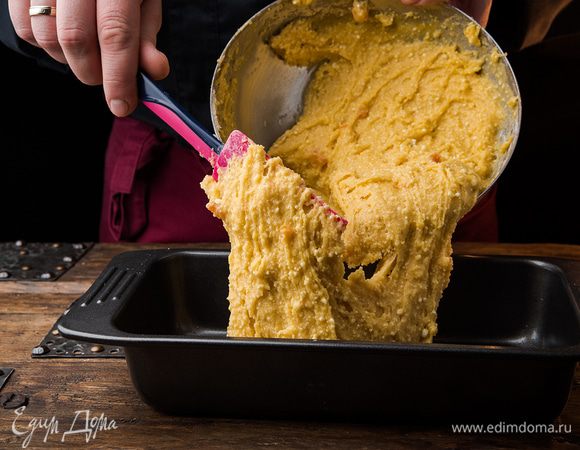 Форму для выпечки смазать маслом. Выложить тесто. Выпекать кекс 40 минут при 180°С.
