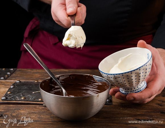 Приготовим шоколадную глазурь. Растопить сливочное масло и шоколад, добавить сметану. Затем взбить до загустения.