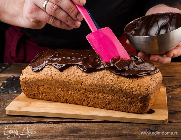 Украсить глазурью готовый кекс.