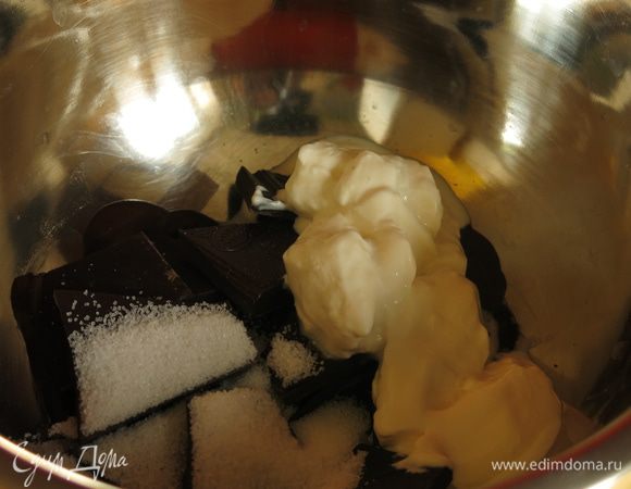 Ломаем шоколад, кладем сливки и ванильный сахар, ставим миску с продуктами на водяную баню.