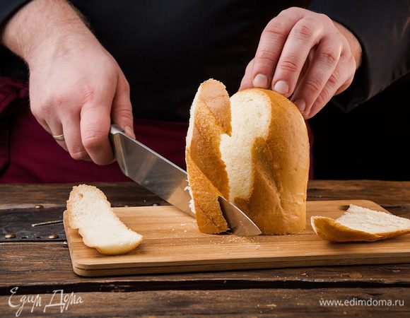 Духовку предварительно разогреть до 190°С. Листья салата вымыть и высушить. С хлеба срезать корку.