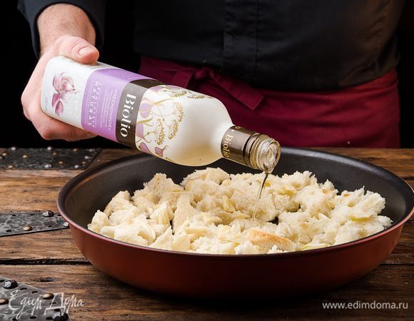 Хлеб порвать на небольшие кусочки, уложить в форму вместе с порубленным чесноком, слегка сбрызнуть чесночным маслом Biolio и запекать крутоны в разогретой духовке 8 — 10 минут.