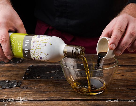 Приготовить заправку, смешав 5 ст. ложек льняного масла Biolio, винный уксус, щепотку морской соли и щепотку свежемолотого черного перца.