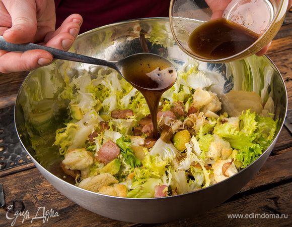 Полить заправкой салат и все перемешать.