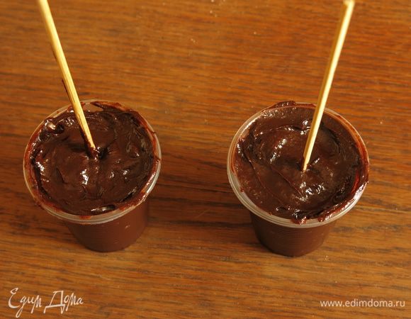 Доливаем шоколад. Ставим в холодильник на 30 минут. Я подержала минут 10 в холодильной камере, потом, когда стаканчик схватился, и шоколад не разливался при наклоне формы, перенесла в морозильную камеру.