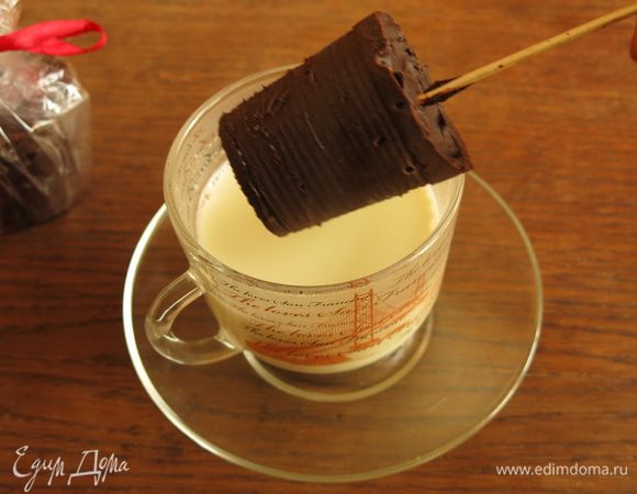 Снимаем стаканчик, чуть надрезаем  и легко освобождаем шоколад. Опускаем шоколад на палочке в горячее молоко.