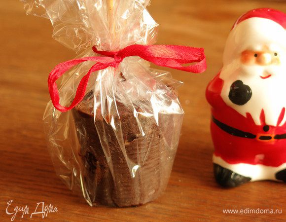 Для подарков помещаем шоколад в пленку и перевязываем ленточкой.