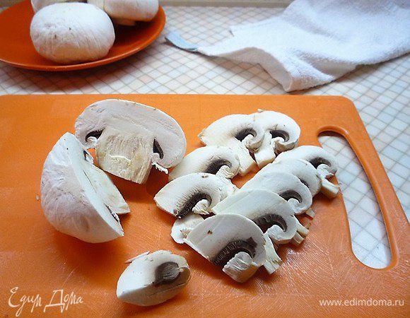 Грибы моем, чистим и нарезаем дольками среднего размера.