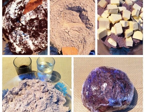 Готовим тесто для коржей.
Просеиваем муку с какао и солью, тщательно все перемешиваем, чтобы какао хорошо смешалось с мукой. Холодное масло нарезаем на небольшие кубики и рубим вместе с мукой. Заранее приготовленный и охлажденный кофе смешиваем с очень холодной водой и добавляем сахар. Эту смесь вливаем в муку с какао и быстро замешиваем тесто. Формируем тесто в шар, заворачиваем его в пищевую пленку и отправляем в холодильник на 40 минут. 