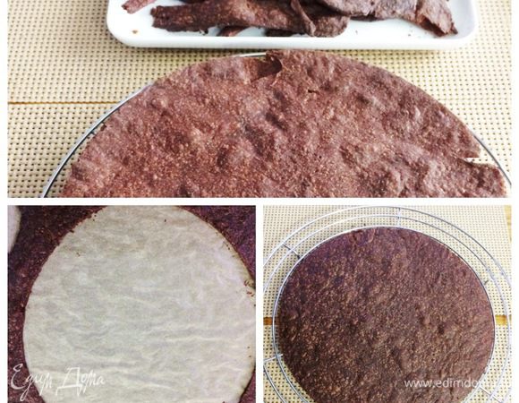 Таким образом выпекаем и вырезаем все коржи. Остужаем.