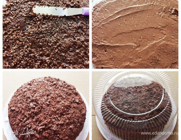 Сборка торта.
Каждый корж промазываем тонким слоем миндальной пасты. Затем на миндальную пасту равномерно распределяем крем (примерно по 3 ложки на корж). Повторяем процедуру, пока не закончатся все коржи. Оставляем немного крема для выравнивания торта по бокам. Верхний корж промазываем только миндальной пастой, но количество пасты чуть толще, чем на остальные коржи.
Бока торта выравниваем кремом и весь торт обсыпаем крошкой из обрезков теста. Накрываем торт и отправляем его в холодильник на пропитку. У меня торт стоял в холодильнике сутки до подачи.
Перед подачей торт присыпаем какао и декорируем по своему желанию и фантазии. В моем случае это розы из свеклы и яблок и листики свежей мяты.

