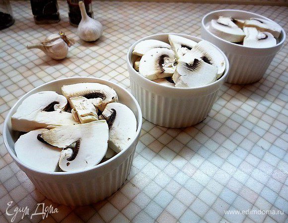 Укладываем в формы для запекания в 2 — 3 слоя.