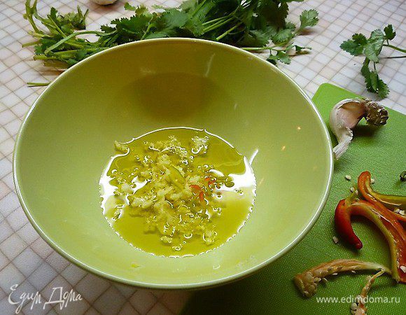 В отдельной чашке смешиваем раздавленный через пресс чеснок, соль, перец, итальянские травы, мелко резанный перец чили, добавляем оливковое масло и перемешиваем.