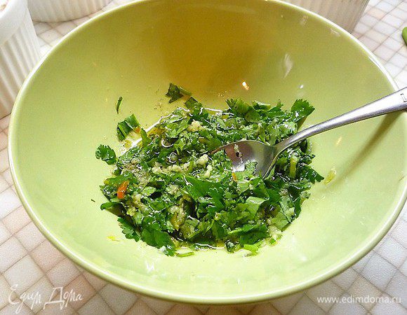Добавляем мелко рубленую зелень, еще раз перемешиваем.