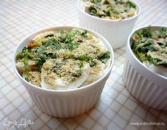 Получившейся ароматной смесью поливаем грибы, равномерно распределяя зелень. Посыпаем сверху панировочными сухарями. Запекаем в духовке при температуре 180°С 15 — 20 минут.