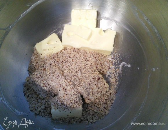 Масло и 50 г кроканта взбить до посветления и увеличения массы в объеме. 