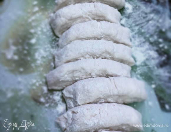  Из готового теста формируем одинаковые по размеру кусочки.
 