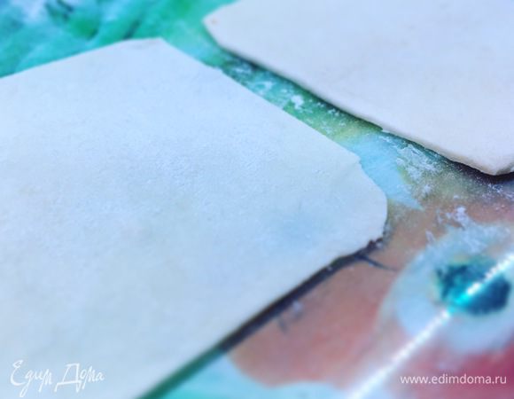 Из каждого кусочка раскатываем одинаковые листы. Толщину выбираем по желанию: если вам больше нравится отчетливый вкус и консистенция макарон (а это по сути и есть макароны), то сделайте листы более толстыми, чтобы тесто было незаметнее в блюде — тоньше. Листы должны быть по размеру формы для запекания.
