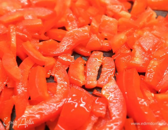 Пассеруем болгарский перец. Слегка солим.