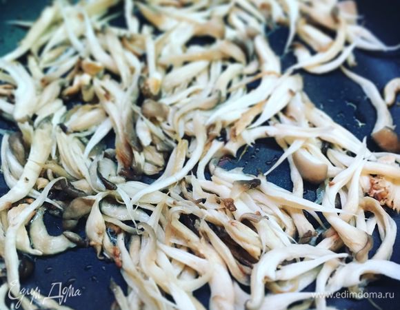 Рвем (можно нарезать, но мне так нравится больше) руками грибы и обжариваем. Немного солим.