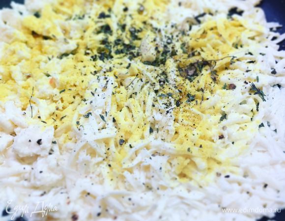 Адыгейский сыр натираем на крупной терке или измельчаем руками, обжариваем, солим, добавляем асафетиду, молотый перец и базилик.